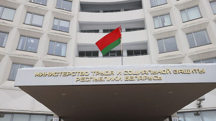 В Минтруда составили портрет современного социального работника