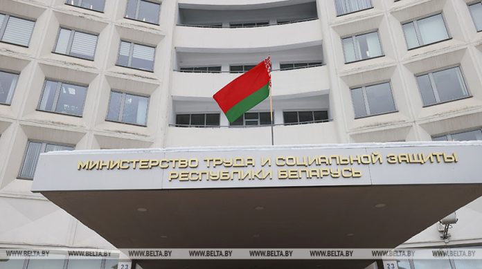 В Минтруда назвали четыре способа совместить отпуск по уходу за ребенком и трудовой отпуск