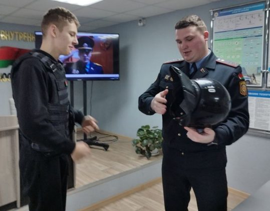 Школьники побывали в Кричевском отделе Департамента охраны
