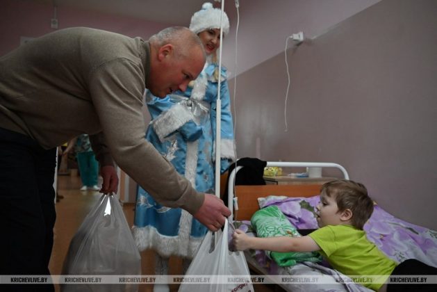Маленьких пациентов Кричевской больницы поздравили с Рождеством Христовым