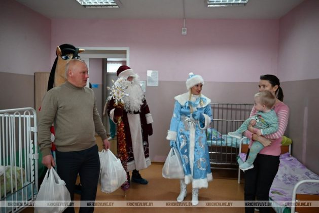 Маленьких пациентов Кричевской больницы поздравили с Рождеством Христовым