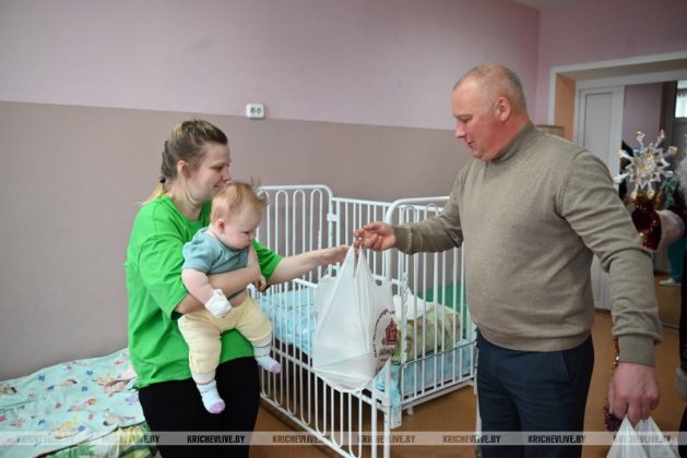 Маленьких пациентов Кричевской больницы поздравили с Рождеством Христовым