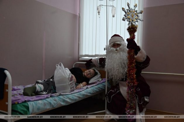 Маленьких пациентов Кричевской больницы поздравили с Рождеством Христовым