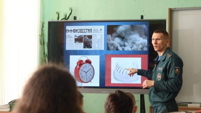 Спасатели обучают кричевских школьников основам безопасности жизнедеятельности Спасатели обучают кричевских школьников основам безопасности жизнедеятельности
