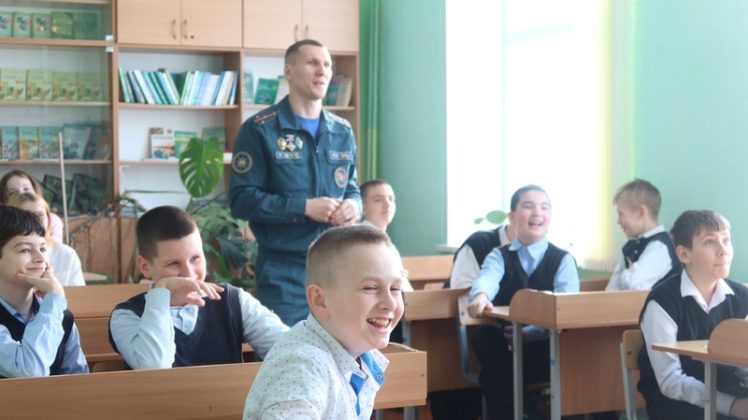 Спасатели обучают кричевских школьников основам безопасности жизнедеятельности