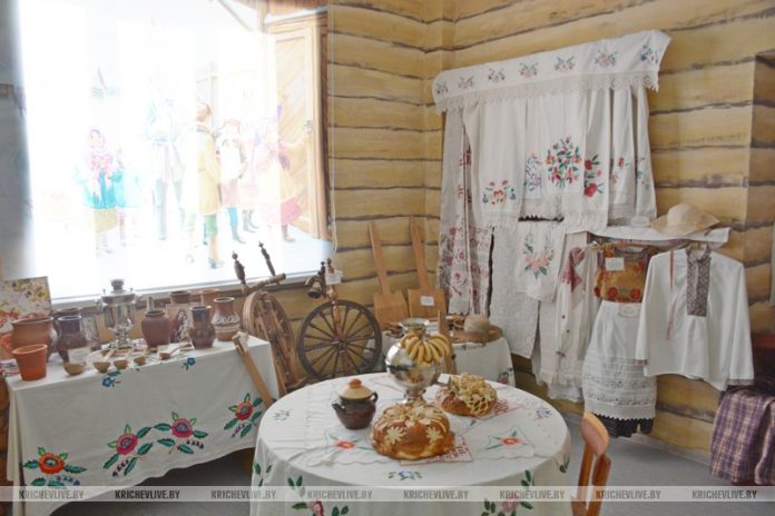 Этнаграфічная экспазіцыя «Да вытокаў народнай культуры» адкрылася ў Крычаўскай раённай дзіцячай бібліятэцы"
