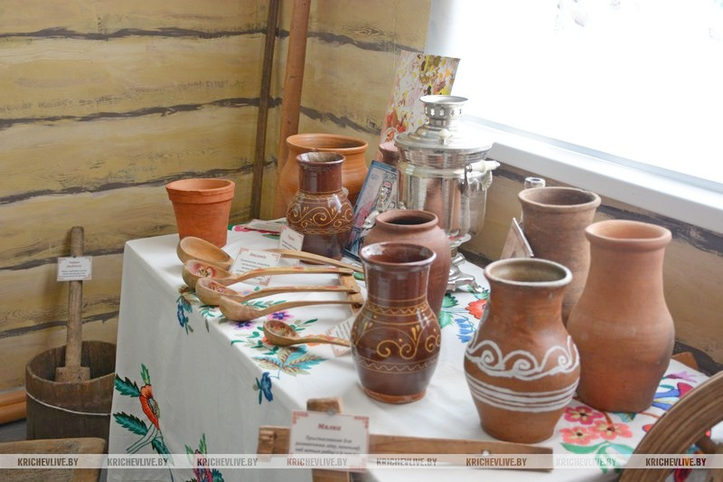 Этнаграфічная экспазіцыя «Да вытокаў народнай культуры» адкрылася ў Крычаўскай раённай дзіцячай бібліятэцы"