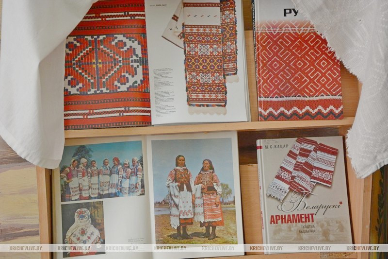 Этнаграфічная экспазіцыя «Да вытокаў народнай культуры» адкрылася ў Крычаўскай раённай дзіцячай бібліятэцы"