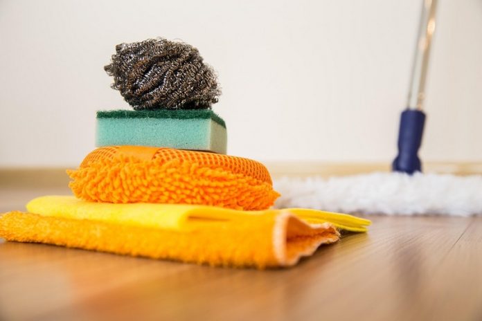 Почему опытные хозяйки добавляют соль в воду для мытья пола