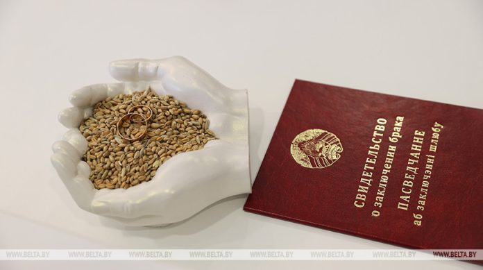 Белоруски в возрасте 65 лет и старше стали чаще вступать в брак