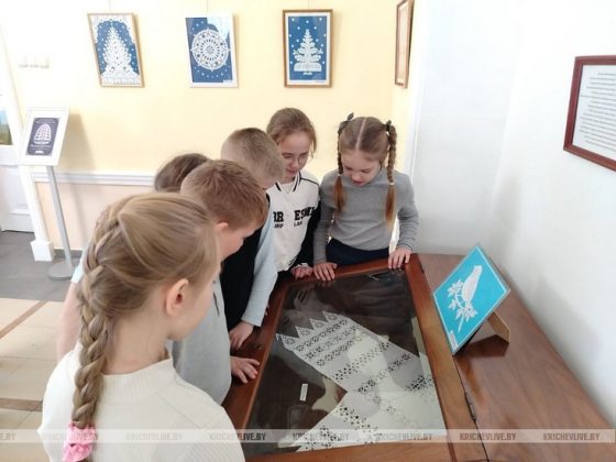 Во дворце Потемкина открылась выставка кричевского народного мастера по вытинанке Натальи Бернадской