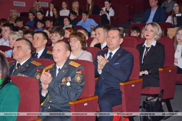 Символ единства и ответственности: в Кричеве торжественно отметили День Конституции