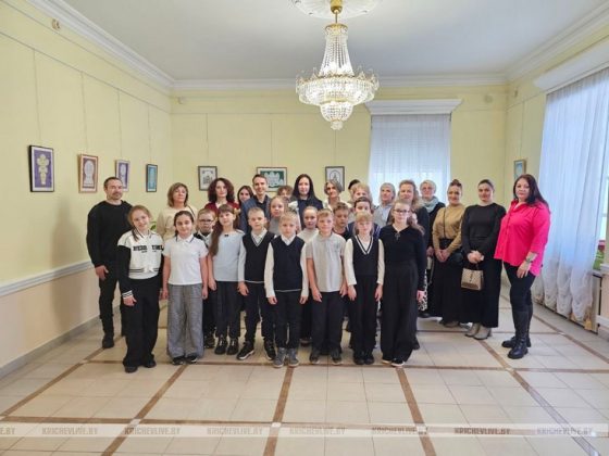Во дворце Потемкина открылась выставка кричевского народного мастера по вытинанке Натальи Бернадской