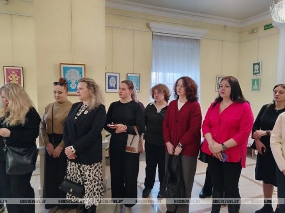 Во дворце Потемкина открылась выставка кричевского народного мастера по вытинанке Натальи Бернадской
