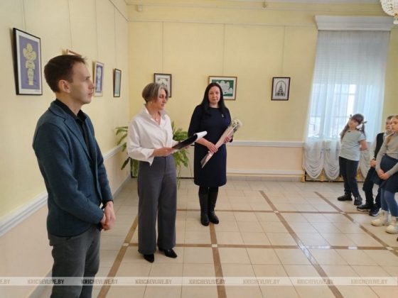 Во дворце Потемкина открылась выставка кричевского народного мастера по вытинанке Натальи Бернадской