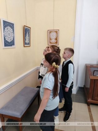 Во дворце Потемкина открылась выставка кричевского народного мастера по вытинанке Натальи Бернадской