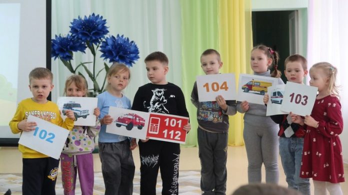 Детям о пожарной безопасности в игровой форме: спасатели Кричева объяснили главные правила Детям о пожарной безопасности в игровой форме: спасатели Кричева объяснили главные правила