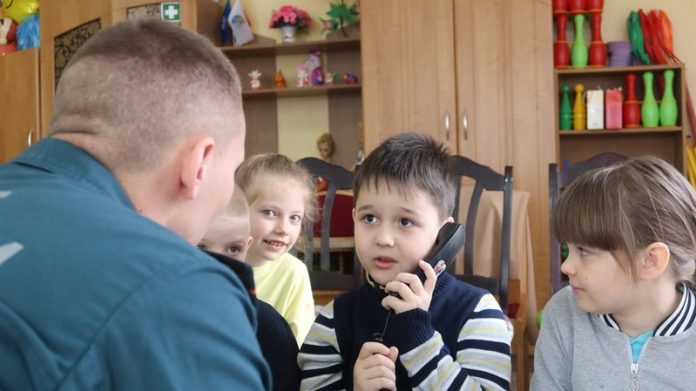 Кричевские спасатели провели урок безопасности для дошколят