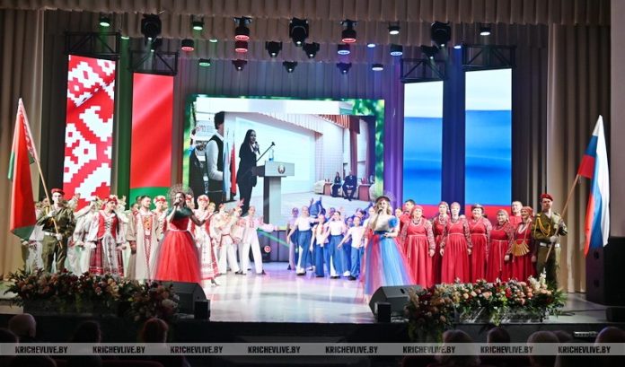 В Кричеве торжественно отметили День единения народов Беларуси и России