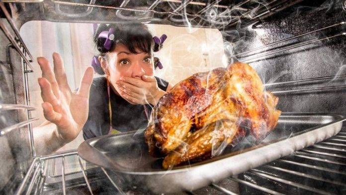 Как быстро избавиться от запаха пригоревшей пищи в доме: советы хозяйкам