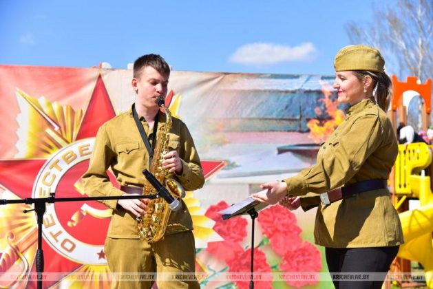 Фоторепортаж: патриотическая акция «С песней — к Победе!» в Кричеве