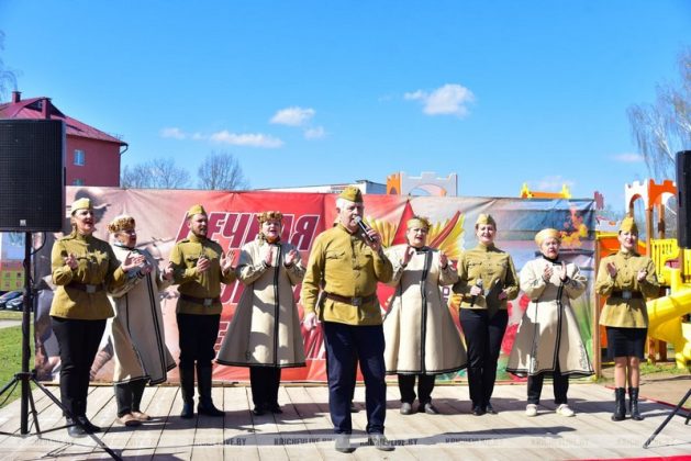 Фоторепортаж: патриотическая акция «С песней — к Победе!» в Кричеве