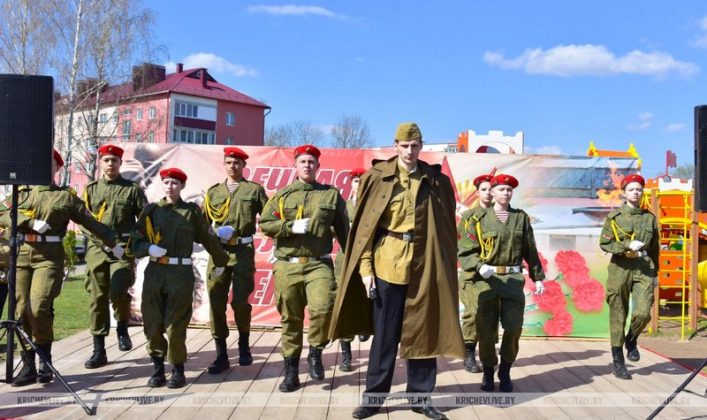 Фоторепортаж: патриотическая акция «С песней — к Победе!» в Кричеве