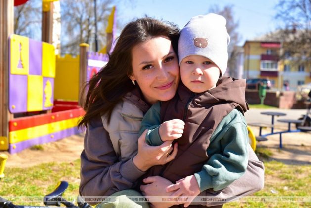 Фоторепортаж: патриотическая акция «С песней — к Победе!» в Кричеве