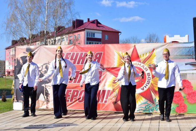 Фоторепортаж: патриотическая акция «С песней — к Победе!» в Кричеве