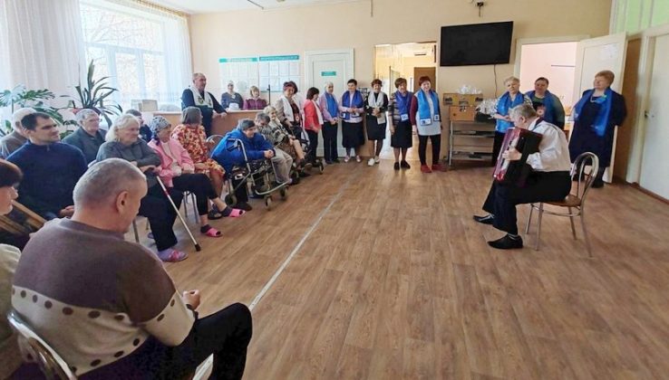 «С открытым сердцем, с добрым словом»: волонтеры Кричева поздравили пациентов БСУ со Светлой Пасхой