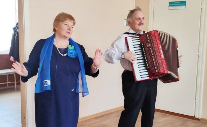 «С открытым сердцем, с добрым словом»: волонтеры Кричева поздравили пациентов БСУ со Светлой Пасхой