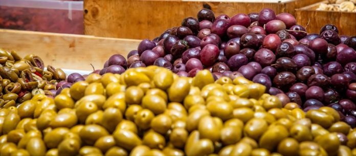 Какие оливки полезнее — черные или зеленые