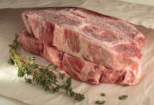 Можно ли размораживать мясо в горячей воде: советы и правила безопасности