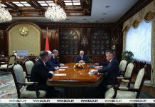 Лукашенко на встрече с российским губернатором предложил подставить плечо в нефтепереработке Лукашенко на встрече с российским губернатором предложил подставить плечо в нефтепереработке