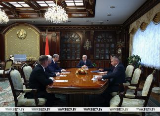 Лукашенко на встрече с российским губернатором предложил подставить плечо в нефтепереработке Лукашенко на встрече с российским губернатором предложил подставить плечо в нефтепереработке