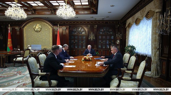 Лукашенко на встрече с российским губернатором предложил подставить плечо в нефтепереработке