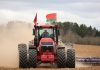 Самый мощный в Беларуси трактор испытывают в Барановичском районе