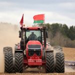Самый мощный в Беларуси трактор испытывают в Барановичском районе Все новости