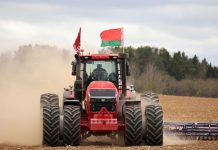 Самый мощный в Беларуси трактор испытывают в Барановичском районе