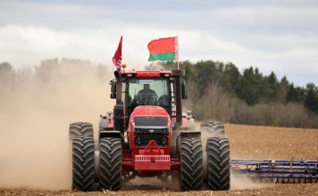 Самый мощный в Беларуси трактор испытывают в Барановичском районе