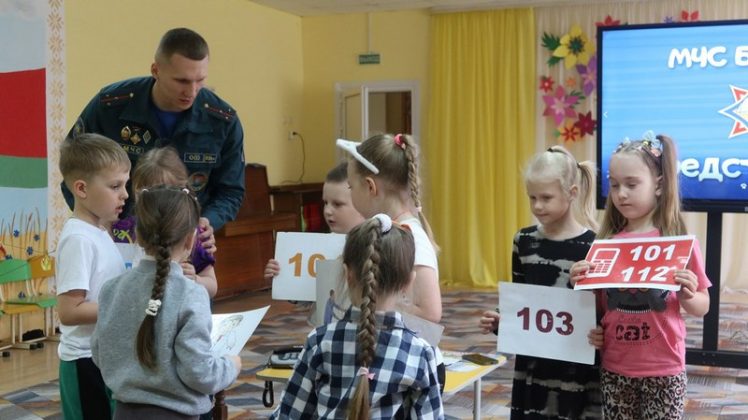«Спички — не игрушка»: спасатели Кричева научили дошколят главным правилам лета