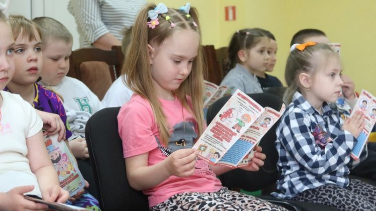 «Спички — не игрушка»: спасатели Кричева научили дошколят главным правилам лета