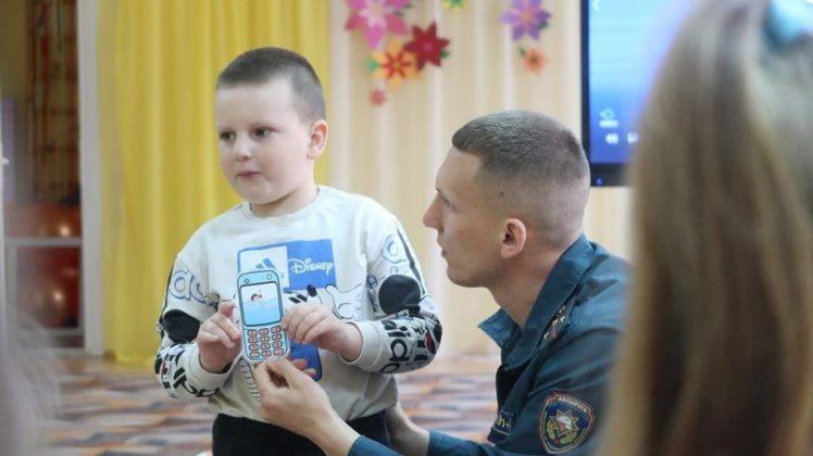 «Спички — не игрушка»: спасатели Кричева научили дошколят главным правилам лета
