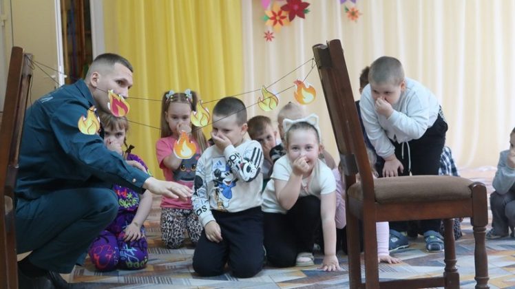 «Спички — не игрушка»: спасатели Кричева научили дошколят главным правилам лета