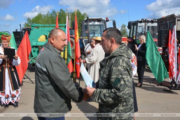 Праздник на колесах: как в Кричевском районе чествовали героев весенней страды