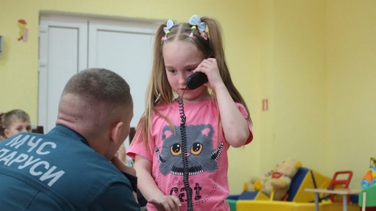 «Спички — не игрушка»: спасатели Кричева научили дошколят главным правилам лета