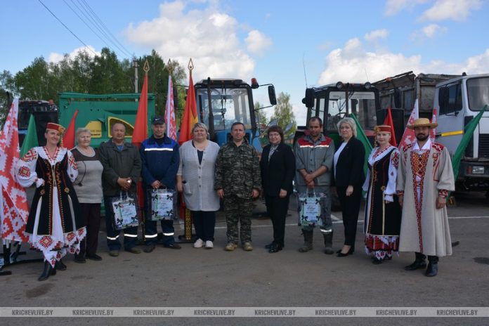 Праздник на колесах: как в Кричевском районе чествовали героев весенней страды
