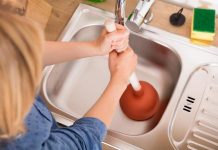 Как быстро прочистить сливную трубу на кухне без химии: 2 народных метода