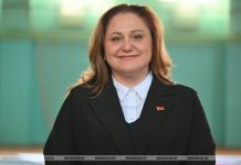 Кричевлянка Наталья Лавриненко: уважение к флагу, гербу и гимну воспитывается с раннего детства Кричевлянка Наталья Лавриненко: уважение к флагу, гербу и гимну воспитывается с раннего детства