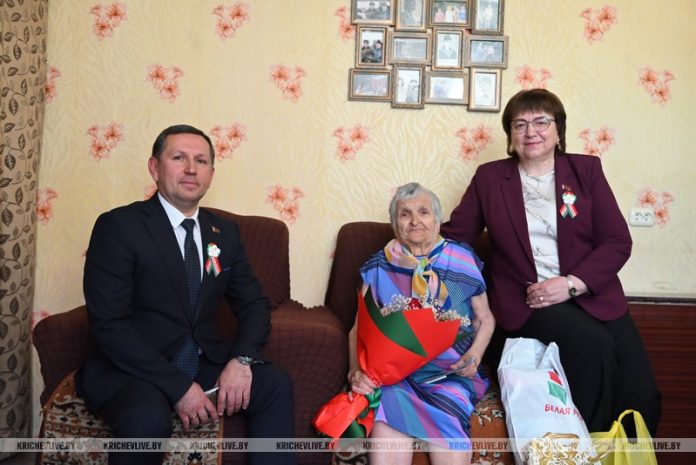 Председатель райисполкома и глава депутатского корпуса поздравили кричевлянку Любовь Шершневу
